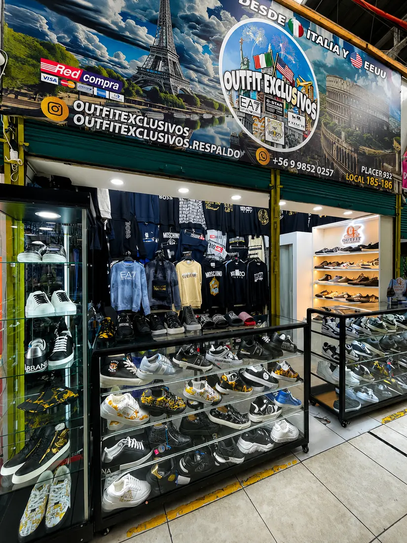 Local de Outfit Exclusivos en el Persa Bío-Bío, con zapatillas y ropa de marca en vitrina